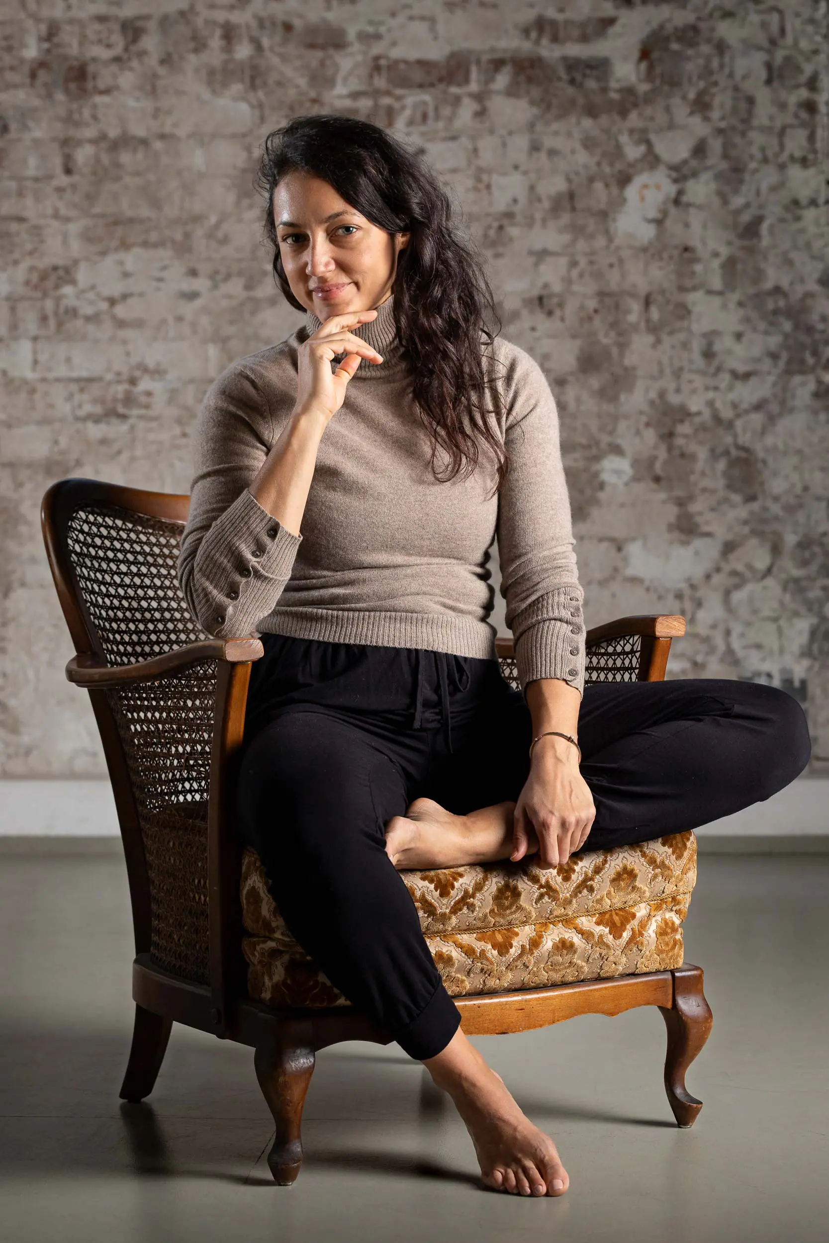 Professional photography for yoga teachers and studios. Portraits, poses, teaching situations and studio interiors.
