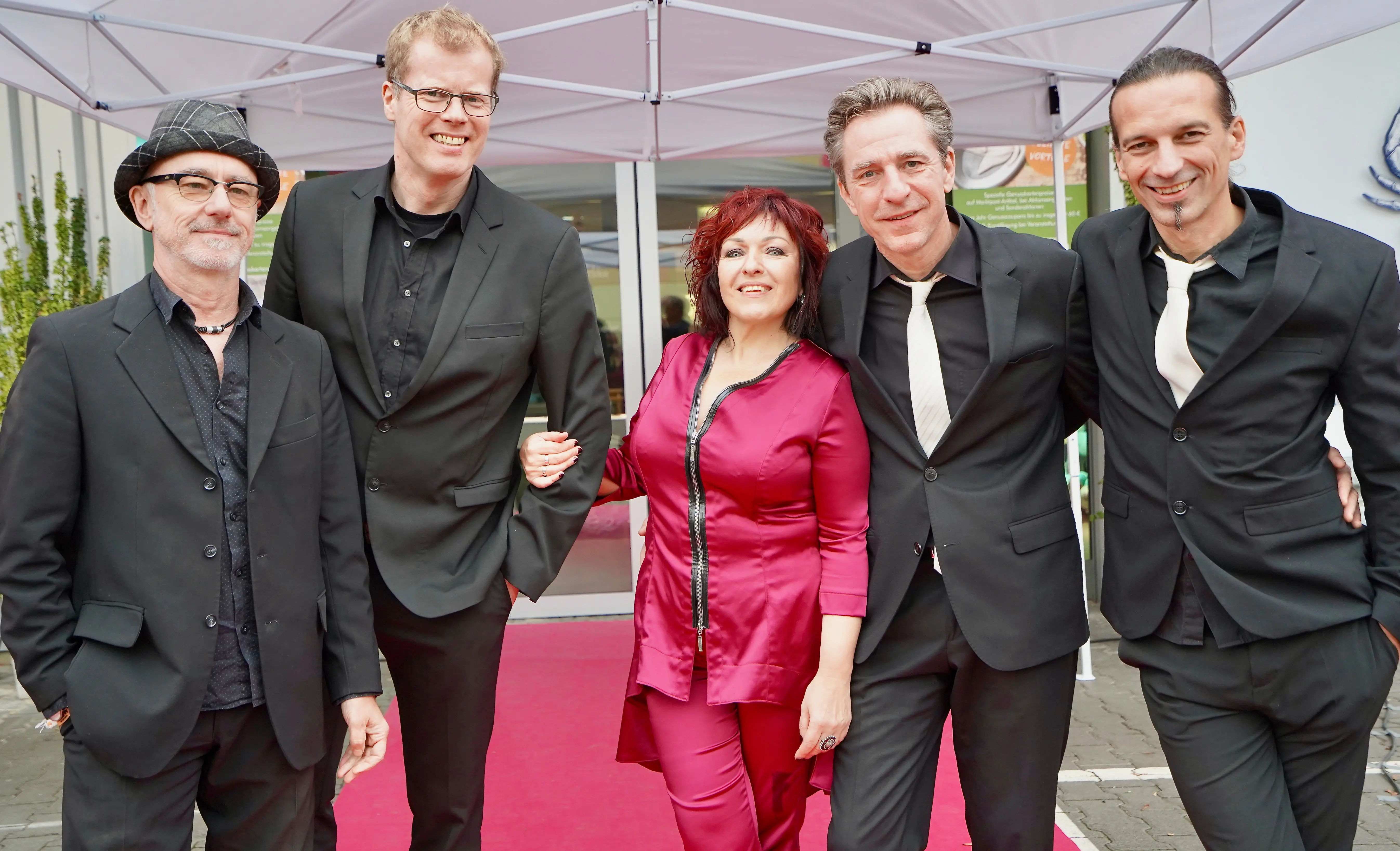 Professionelle & sympathische Liveband - buchbar von Trio bis Quintett Besetzung.