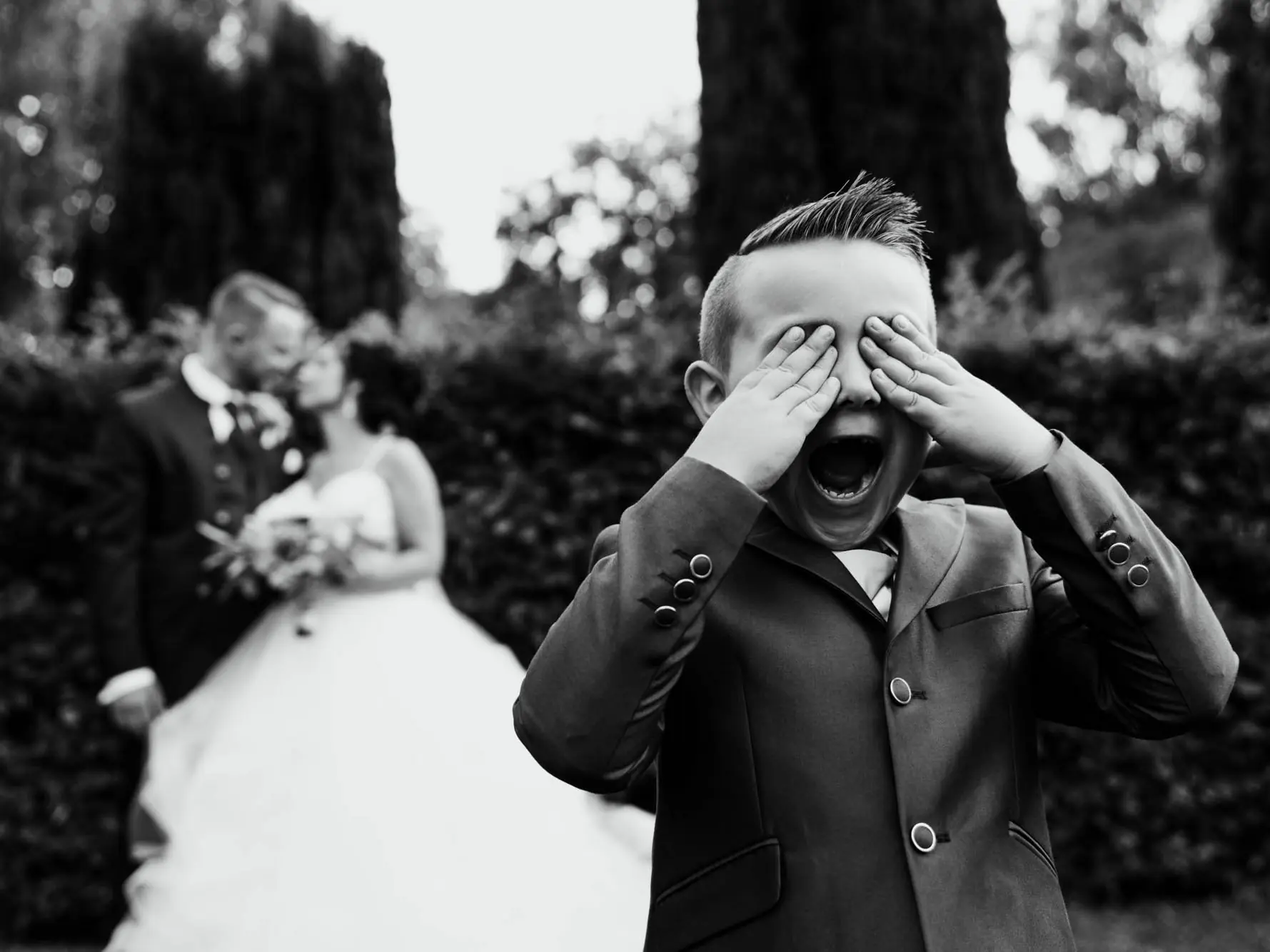 Zeitlose Fotografie und kinoreife Filme. Wir fangen eure echten Emotionen als wertvolle Erbstücke für die Ewigkeit ein.