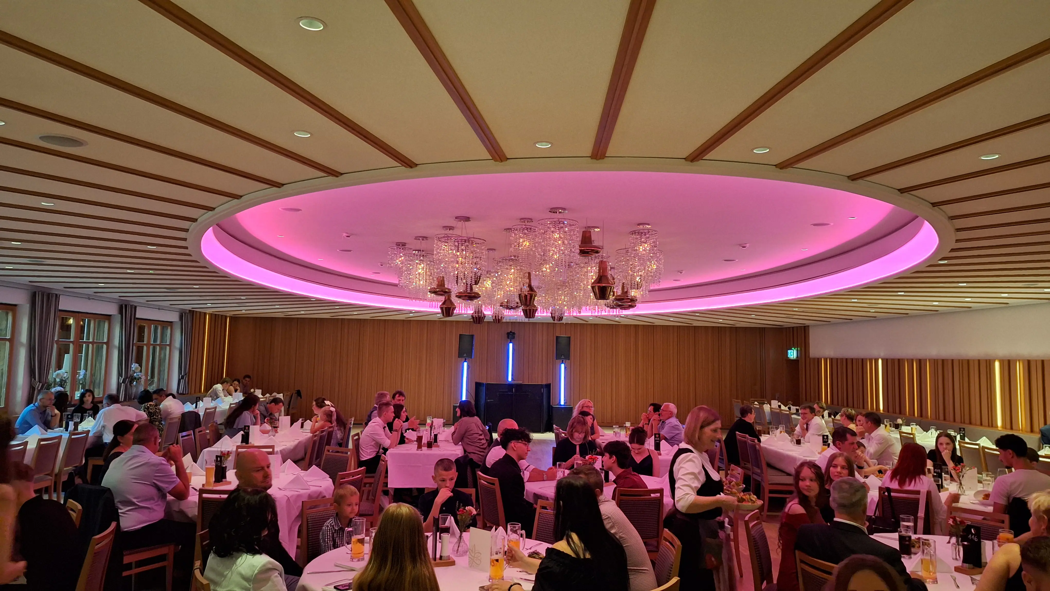 Professioneller Hochzeits- & Event DJ mit abgestimmter Ton-, Licht- und Effekttechnik für unvergessliche Feiern.