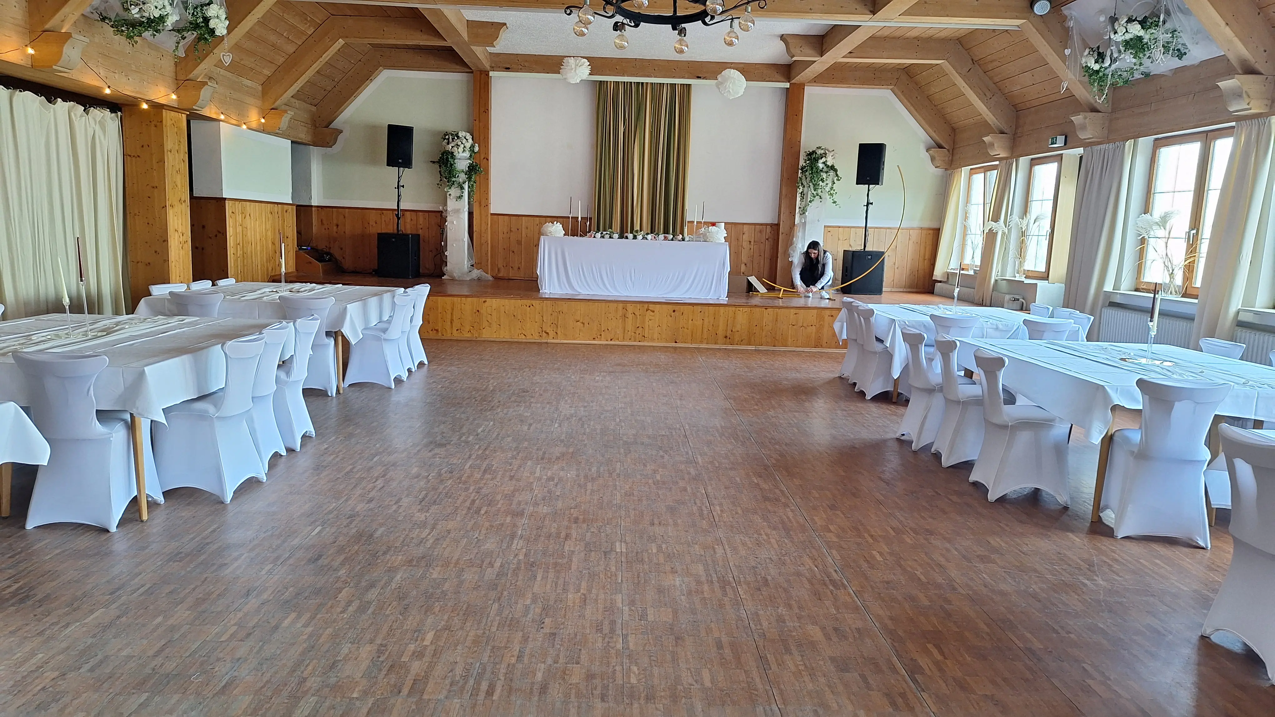Professioneller Hochzeits- & Event DJ mit abgestimmter Ton-, Licht- und Effekttechnik für unvergessliche Feiern.