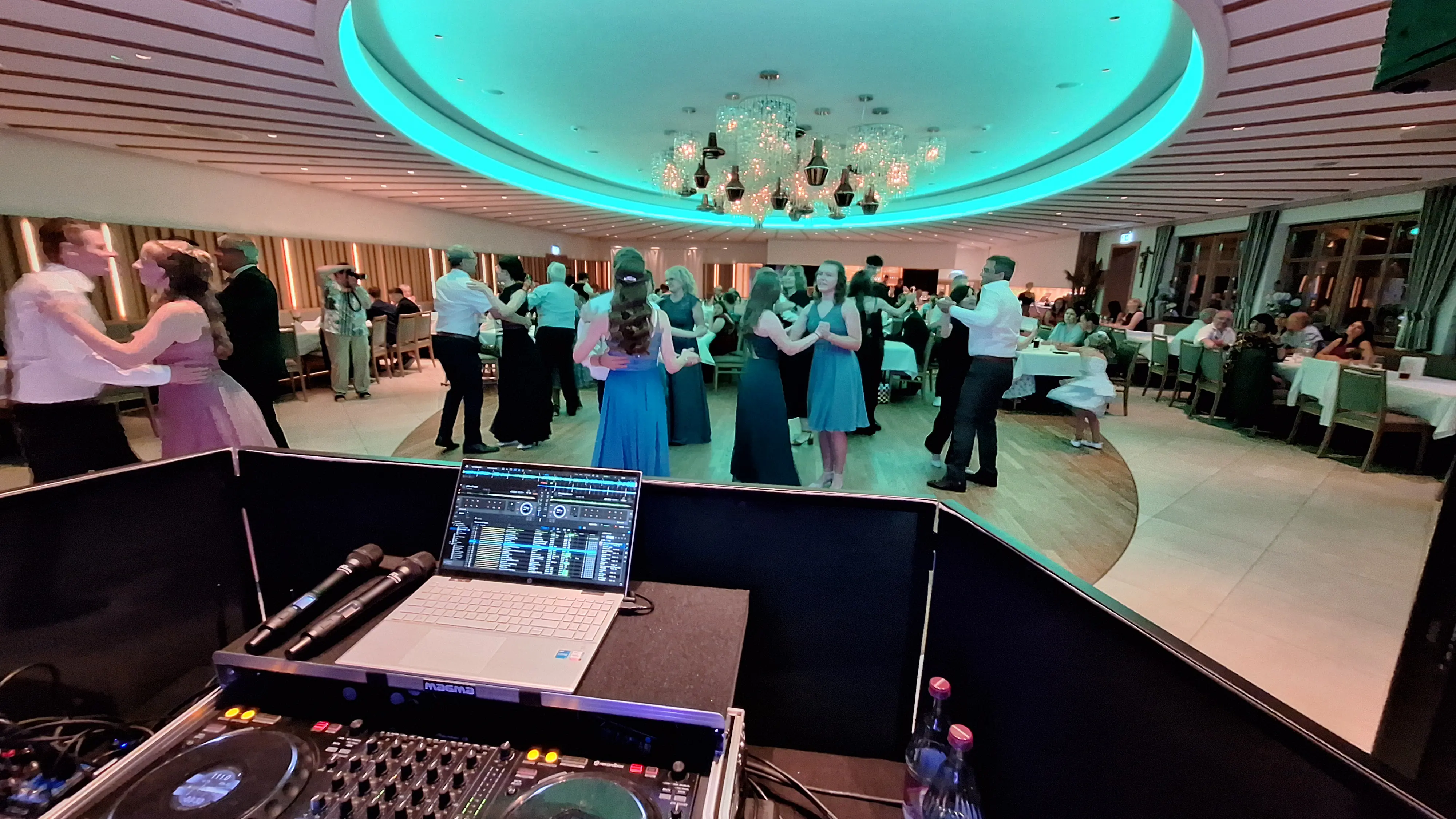 Professioneller Hochzeits- & Event DJ mit abgestimmter Ton-, Licht- und Effekttechnik für unvergessliche Feiern. - Photo 7