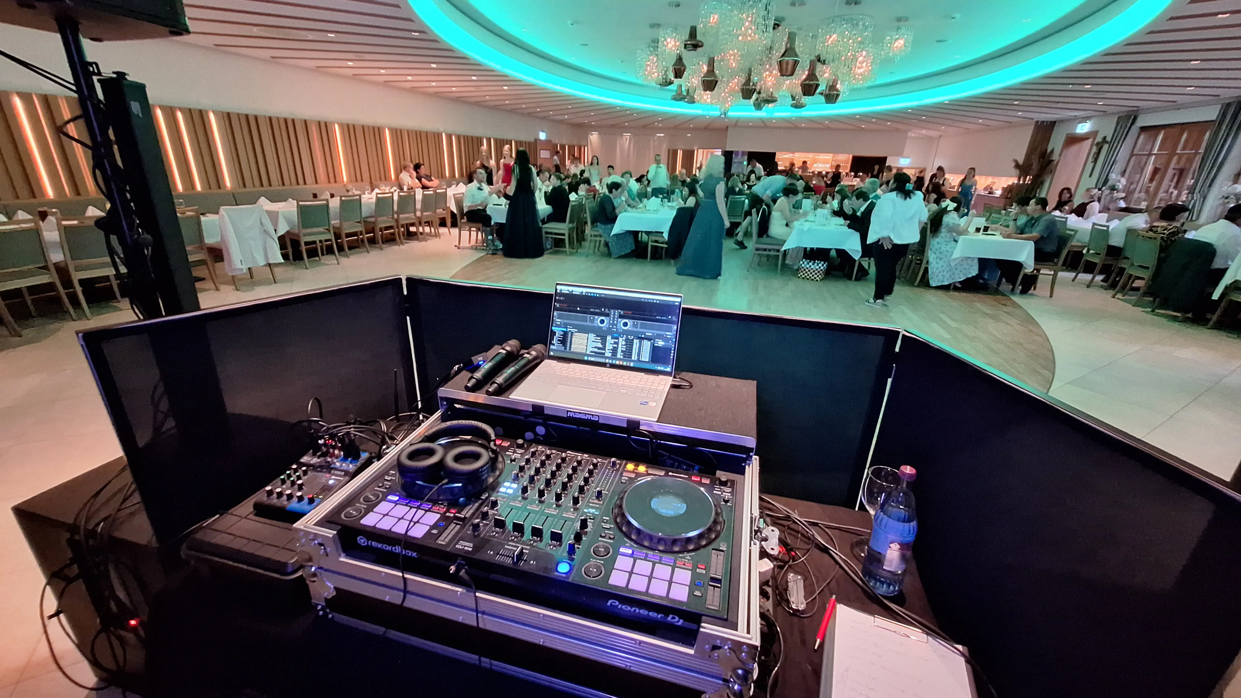 Professioneller Hochzeits- & Event DJ mit abgestimmter Ton-, Licht- und Effekttechnik für unvergessliche Feiern.