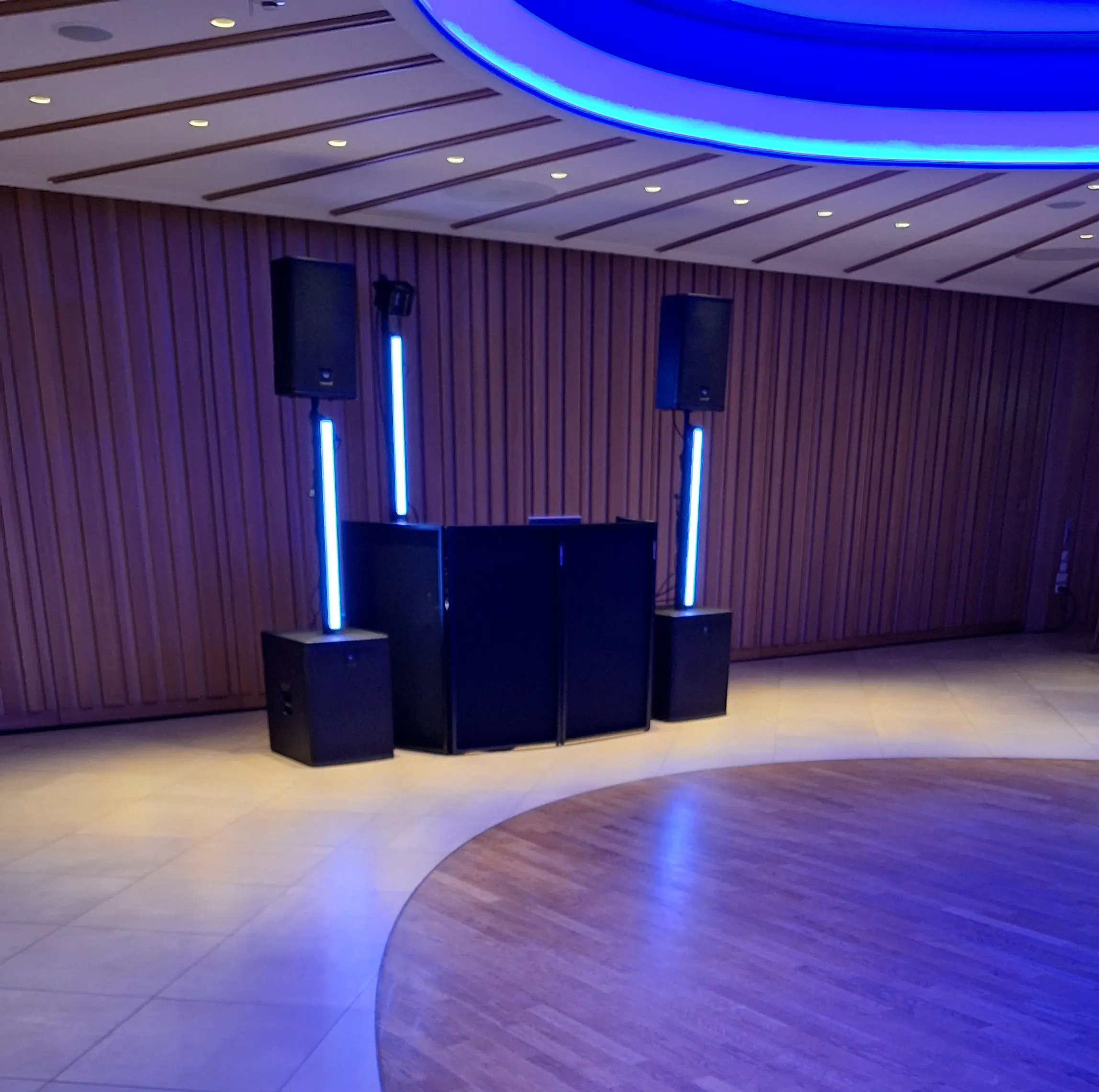 Professioneller Hochzeits- & Event DJ mit abgestimmter Ton-, Licht- und Effekttechnik für unvergessliche Feiern.