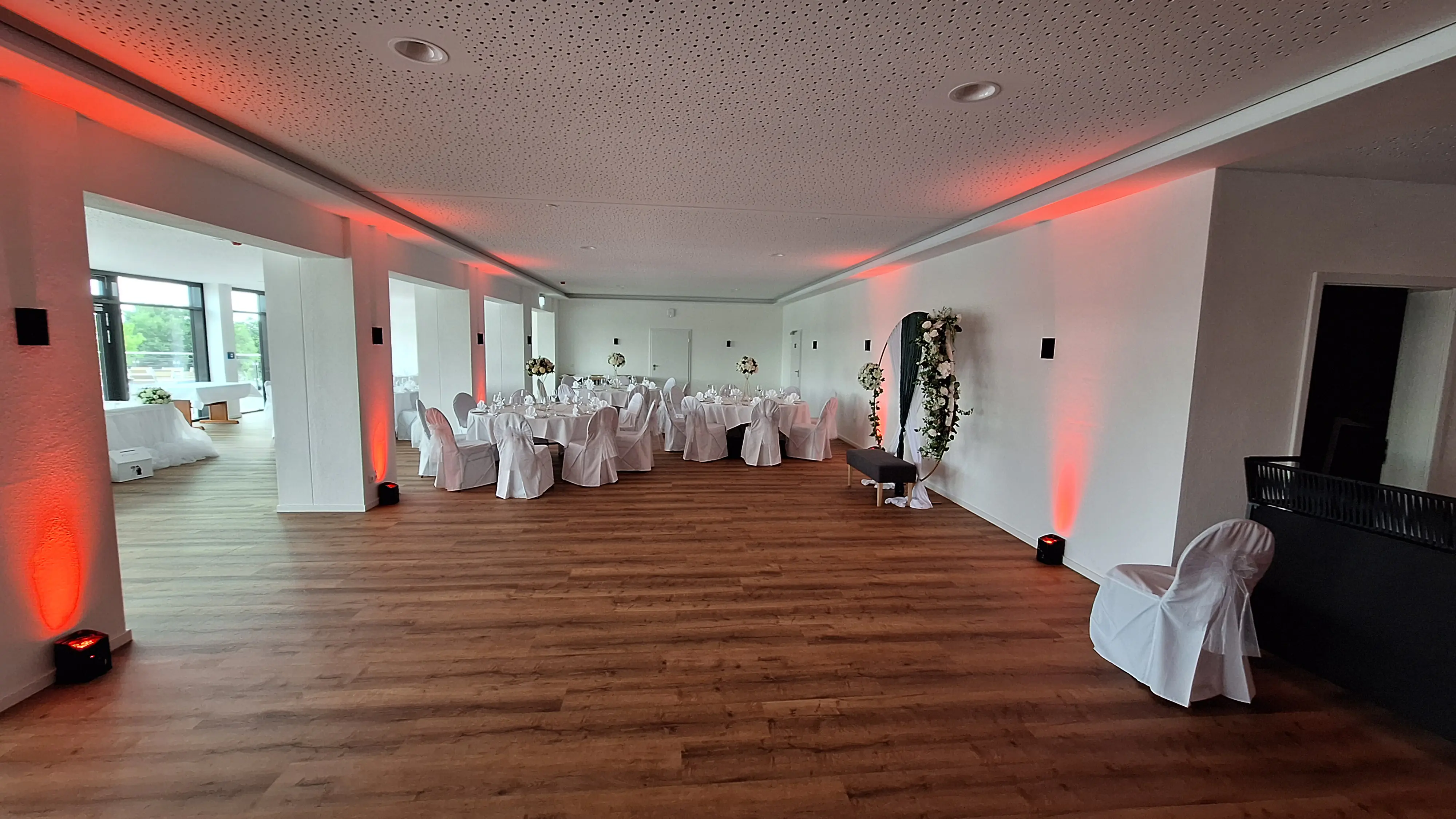 Professioneller Hochzeits- & Event DJ mit abgestimmter Ton-, Licht- und Effekttechnik für unvergessliche Feiern.