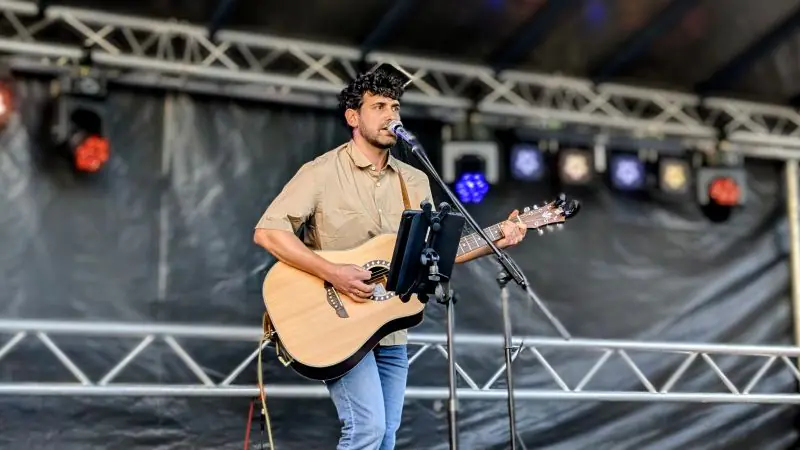 MH Solo – Handgemachte Live-Musik mit Gitarre, E-Piano & Gesang