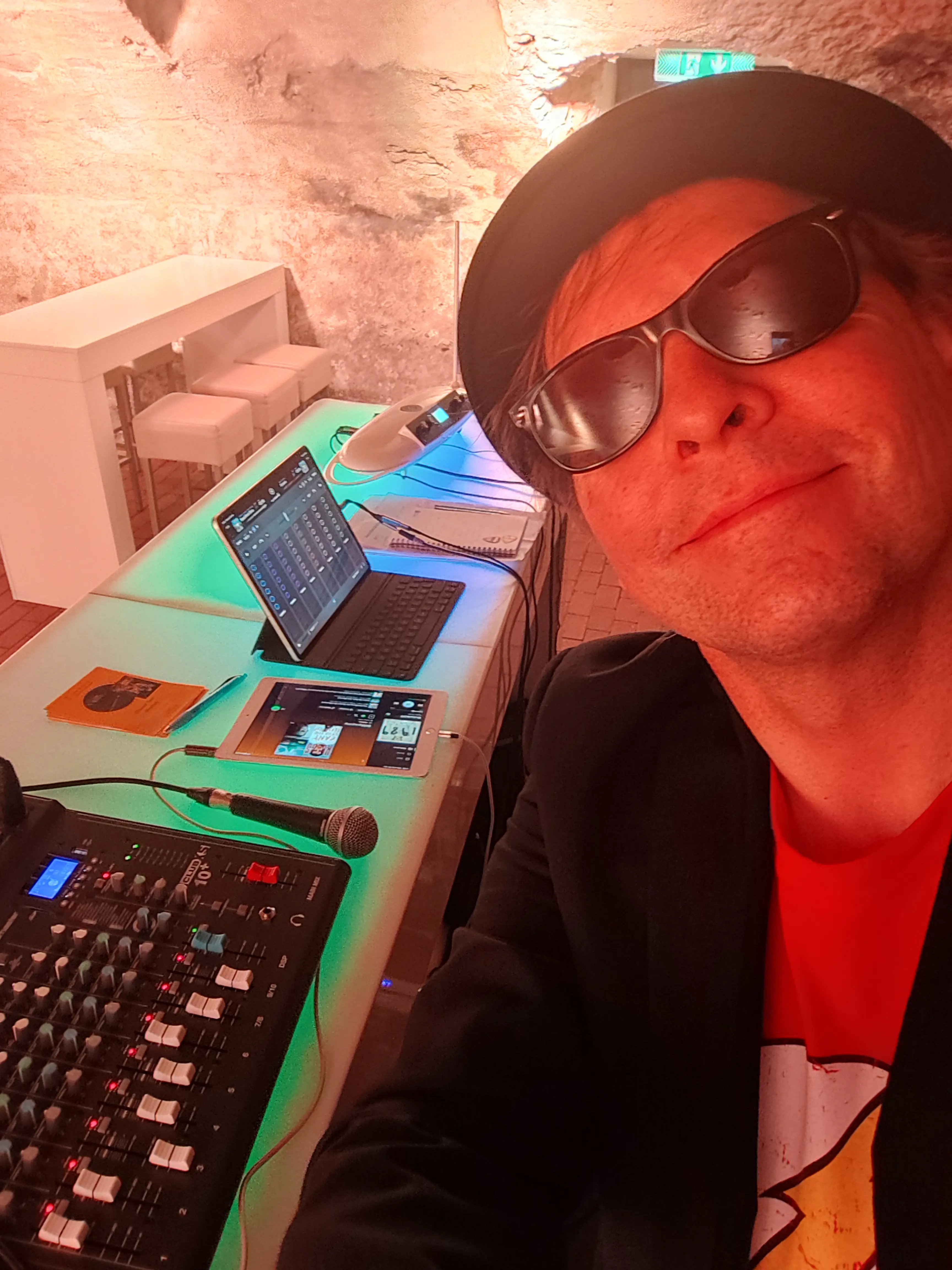 DJ Plus: DJ und Musiker, immer kombinierbar mit live Musik und live Gesang!